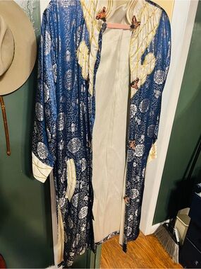 Vintage Blue and Cream Embroidered Silk Kimono Robe